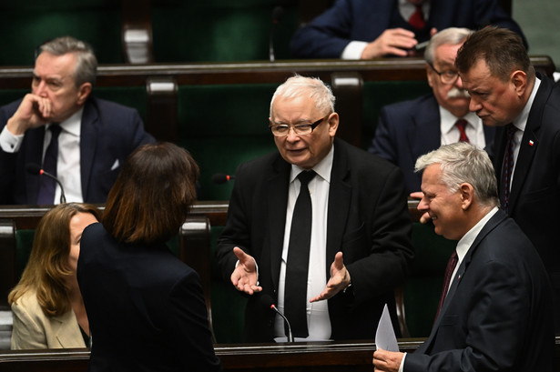 Trwa posiedzenie Sejmu. Adam Gomoła, były członek Trzeciej Drogi, zwrócił się do Jarosława Kaczyńskiego, zarzucając mu "zamówienie wyroku Trybunału Konstytucyjnego".