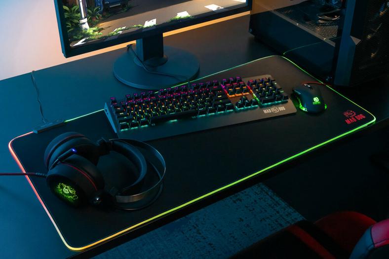Podkładka RGB – pomysł na prezent dla kogoś, kto już ma klawiaturę i myszkę gamingową wysokiej klasy i lubi kolorowe diody. 