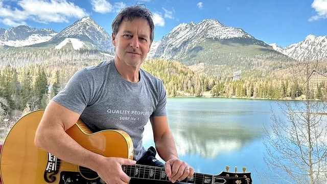 Slovenský spevák Pavol Habera v Tatrách. 