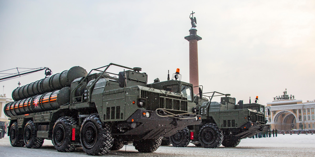 Wyrzutnie systemu S-300 podczas parady w Petersburgu (zdjęcie ilustracyjne)
