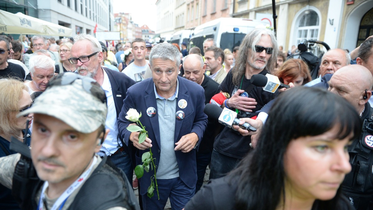 - W tym wszystkim tak naprawdę nie chodzi o żadną konfrontację dwóch zwaśnionych stron, tylko o ludzkie uczucia i ludzkie prawa – podkreśla Paweł Kasprzak. Lider Obywateli RP podsumował kontrmanifestację, która odbyła się wczoraj w związku z obchodami kolejnej miesięcznicy smoleńskiej.