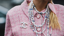 Najmodniejszy kolor wiosny 2025. Jak nosić pudrowy róż?