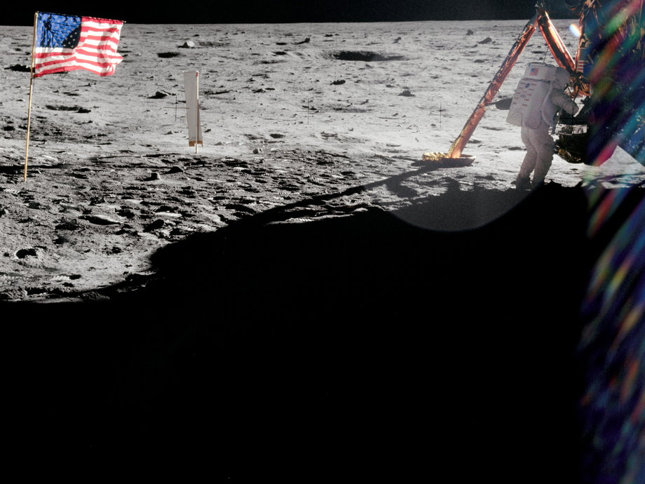 Neil Armstrong na powierzchni Księżyca.