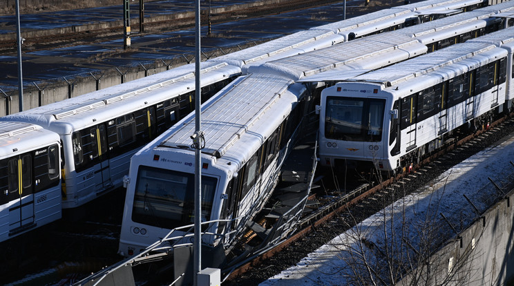 Ütközésben megsérült metrószerelvények a 3-as vonal Kőbánya-Kispest "kihúzó" szakaszán 2022. január 22-én. Az ütközés éjjel történt utasok által nem használt területen. Utasok nem voltak a szerelvényen, személyi sérülés nem történt. / Fotó: MTI/Mihádák Zoltán