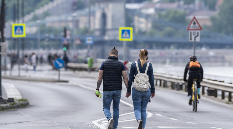 Gerincvezetéket javít a Fővárosi Vízművek a Széchenyi rakparton /Fotó: MTI Mónus Márton