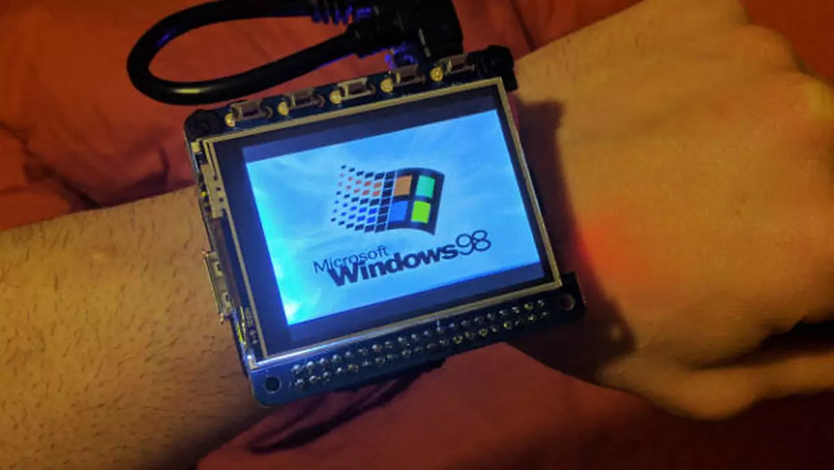 Tak wygląda Windows 98 uruchomiony na zegarku z Raspberry Pi