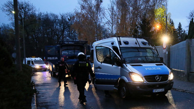 Uzbrojeni policjanci stanęli przed Komendą Miejską w Koninie