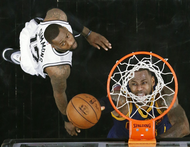 Liga NBA: Spurs rozbili Cavaliers. James opuścił parkiet po uderzeniu łokciem