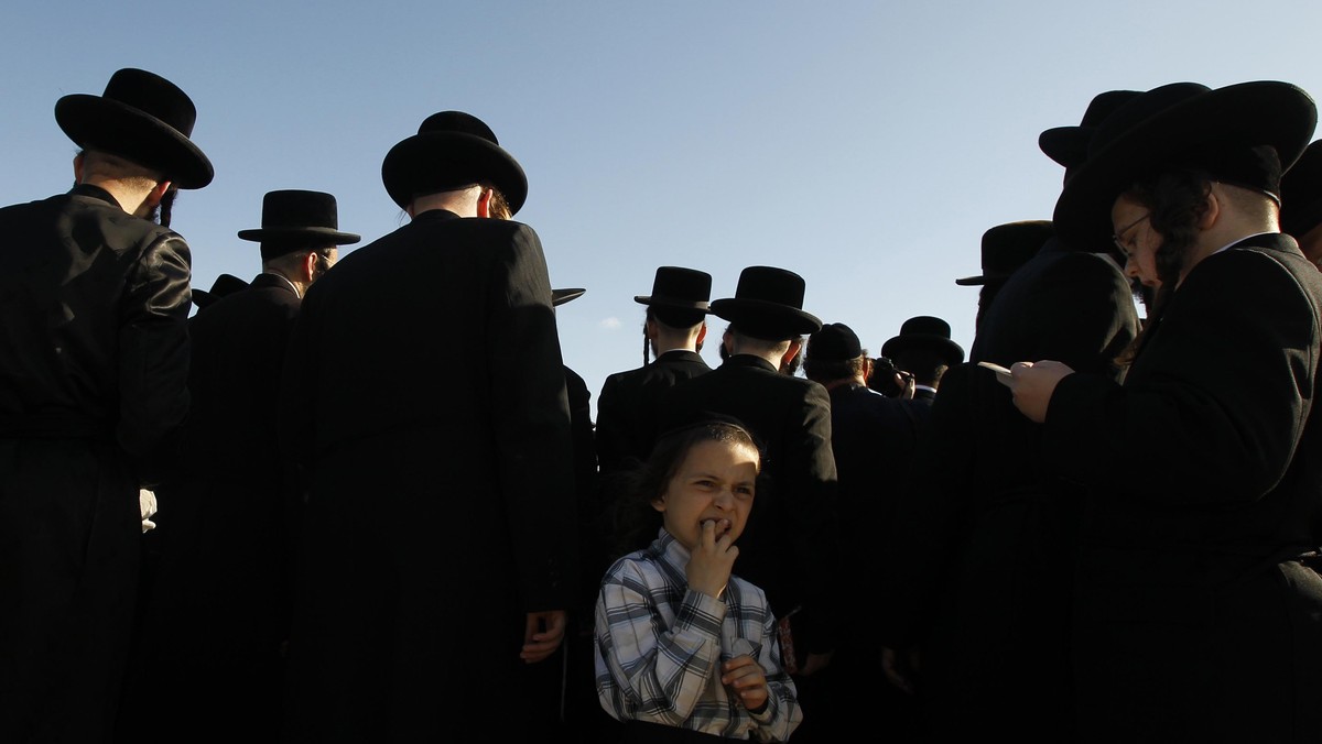 Izrael odcina się od świata w czasie rozpoczynającego się w piątek święta Jom Kippur. Nie będą działać lotniska, przejścia graniczne, publiczna komunikacja. W tym Dniu Pojednania wyznawcy judaizmu modlą się i poszczą, a także powstrzymują się od seksu.