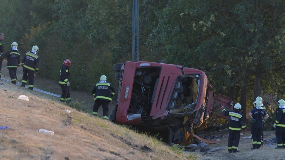 Autobus je izleteo sa autoputa i prevrnuo se u kanal | Foto: EPA