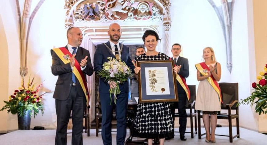 Olga Tokarczuk i prezydent Jacek Sutryk (w środku).