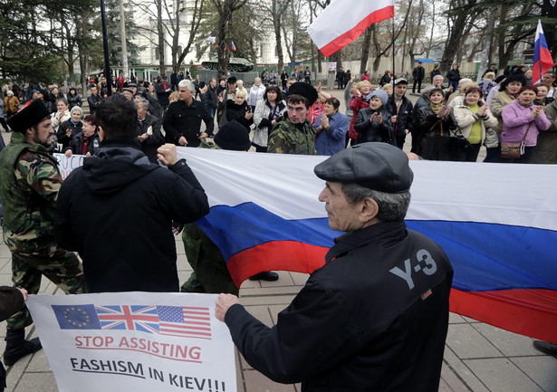 Prorosyjska manifestacja na Krymie. Fot. EPA/MAXIM SHIPENKOV/PAP/EPA