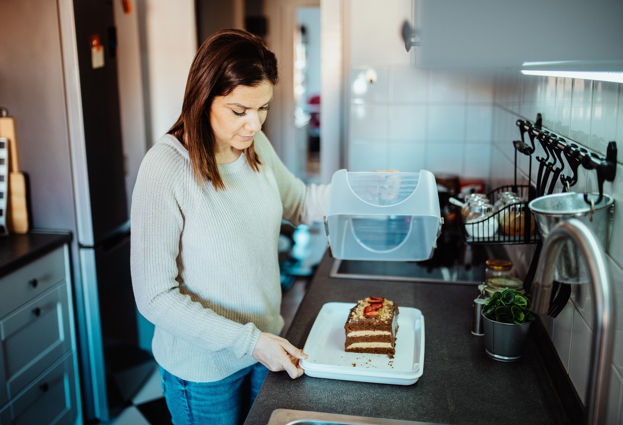Vzduchotesná nádoba vie predĺžiť životnosť zákuskov o niekoľko dní.