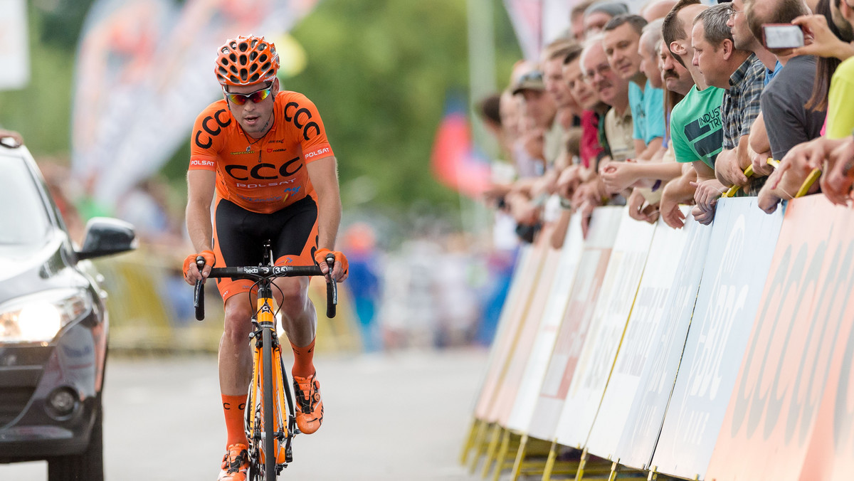 - Trasę Tour de Pologne ułożono tak, że jest się gdzie pokazać. Nie mamy sprinterów, ale Polacy mogą odnieść sukces chociażby na piątym, czy szóstym odcinku. Powinniśmy oglądać spektakularną końcówkę. Ostatni etap to prawdziwa czasówka, tym razem nie jest ona przeznaczona przede wszystkim dla kolarzy siłowych, jak to było rok temu. Świat już wie, że mamy wspaniałych sportowców w tej dyscyplinie. Kolejne sukcesy zawodników znad Wisły to kwestia czasu - stwierdził w rozmowie z Eurosport.Onet.pl były trener m.in. Rafała Majki i Tomasza Marczyńskiego, Zbigniew Klęk.