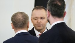 Powitanie Tuska z Nawrockim przed RBN. Ich gesty przykuły uwagę