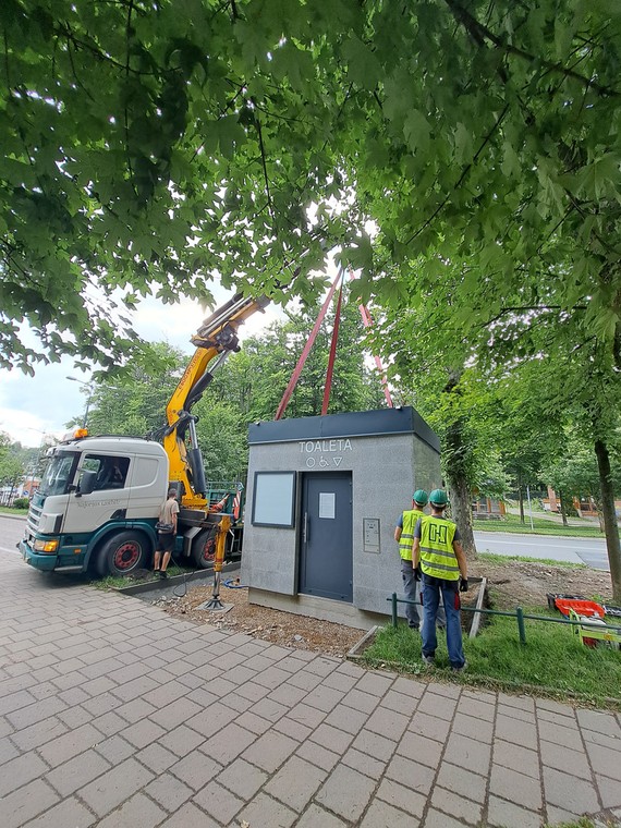 W Zakopanem trwa stawianie minibudynków z publicznymi toaletami