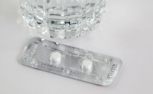 Francja: będą darmowe środki antykoncepcyjne dla kobiet do 25 lat