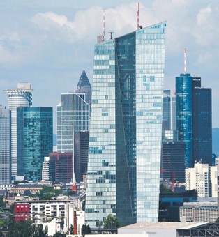 Przeciążony sektor bankowy zostaje w tyle za Europą