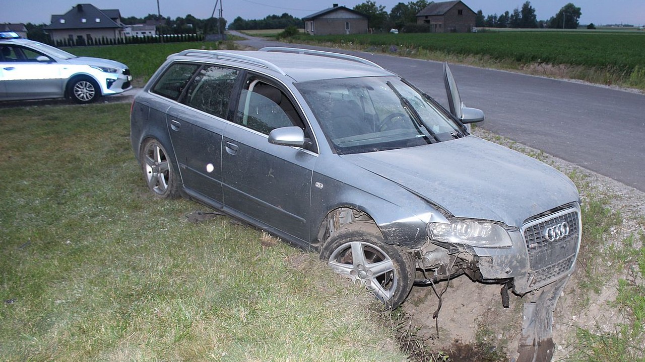Pijana matka zjechała do rowu. Razem z nią jechało troje dzieci