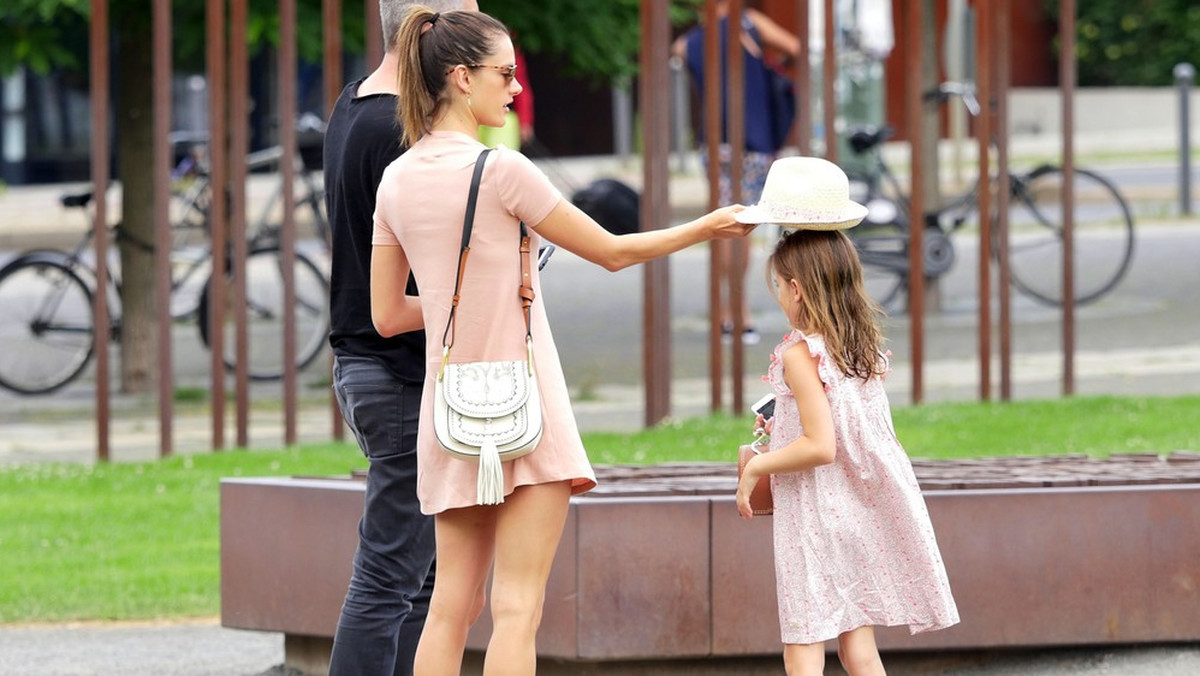 Alessandra Ambrosio na spacerze z córką