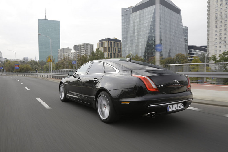 Jaguar XJ V6 - stylowo autonomiczny