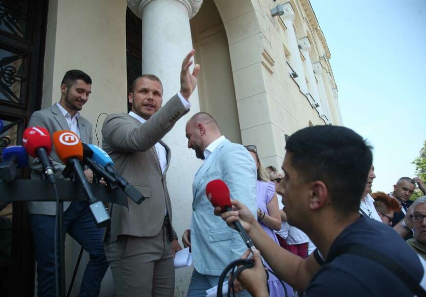 Draško Stanivuković s građanima ispred gradske uprave