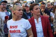 Premier Serbii Ana Brnabić (w marynarce) i jej partnerka Milica Đurđić podczas dorocznej parady LGBT w Belgradzie, 15 września 2019 r.