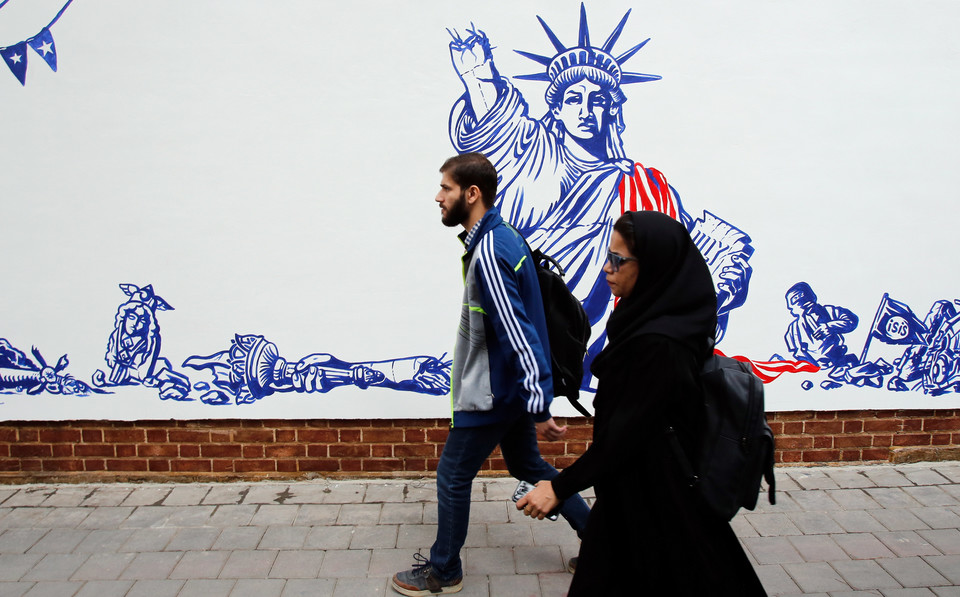 Nowe antyamerykańskie murale na ścianach byłej ambasady USA w Teheranie