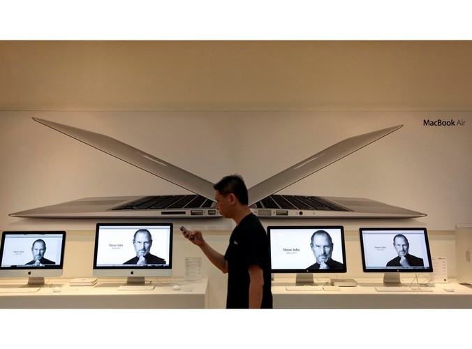 Mężczyzna przechodzi obok sklepu Apple'a w Singapurze