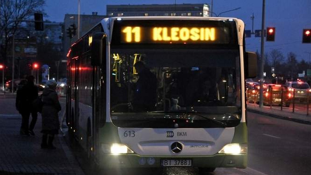 Po godz. 15 kursuje krótka jedenastka. Ludzie się skarżą.- Skąd mam zabrać autobus przegubowy - pyta Bogusław Prokop z BKM.