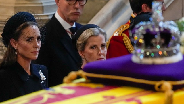 II. Erzsébet és Diana hercegné ékszereit viselte Kate Middleton a királynő koporsója mellett