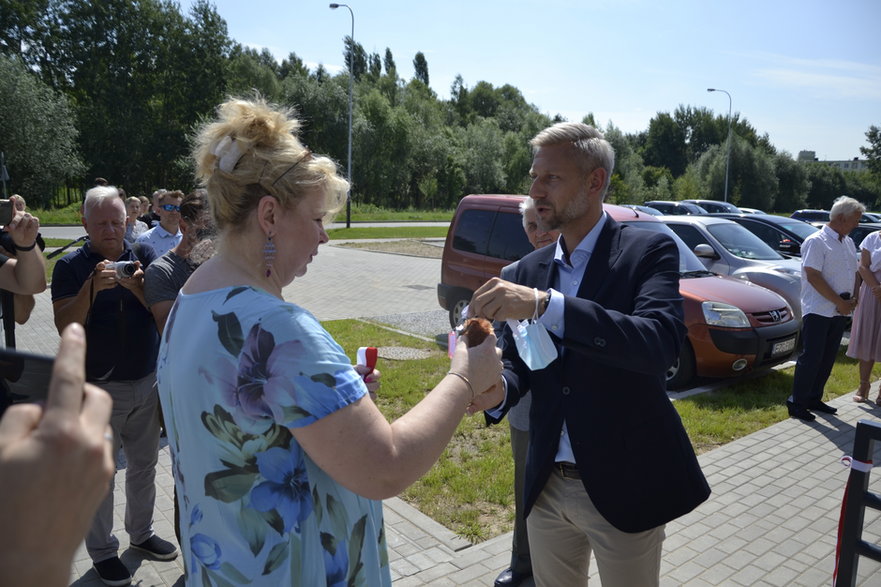 Nowe mieszkania w zgierskim TBS-ie oddane do użytku. Klucze odbiera Agnieszka Gosławska