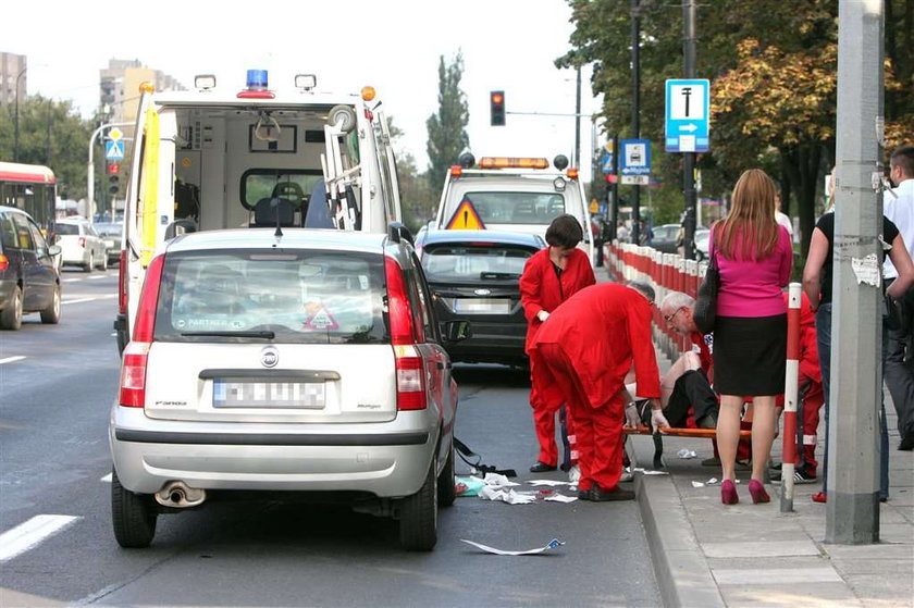 Wbiegł pod auto