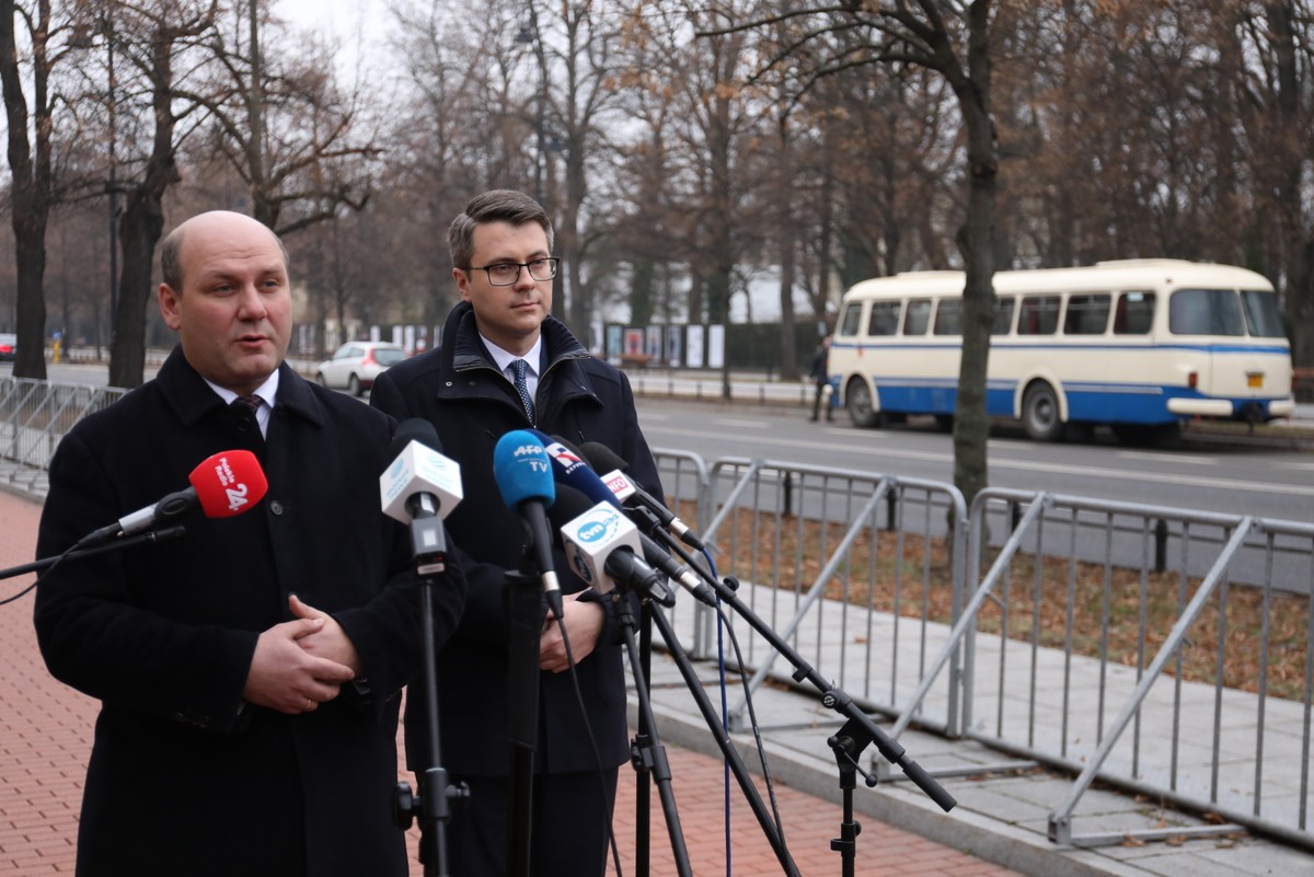 Minister ds. Unii Europejskiej Szymon Szynkowski vel Seka oraz rzecznik prasowy rządu Piotr Müller podczas konferencji prasowej.