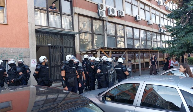 Policija ispred zgrade suda u Novom Sadu