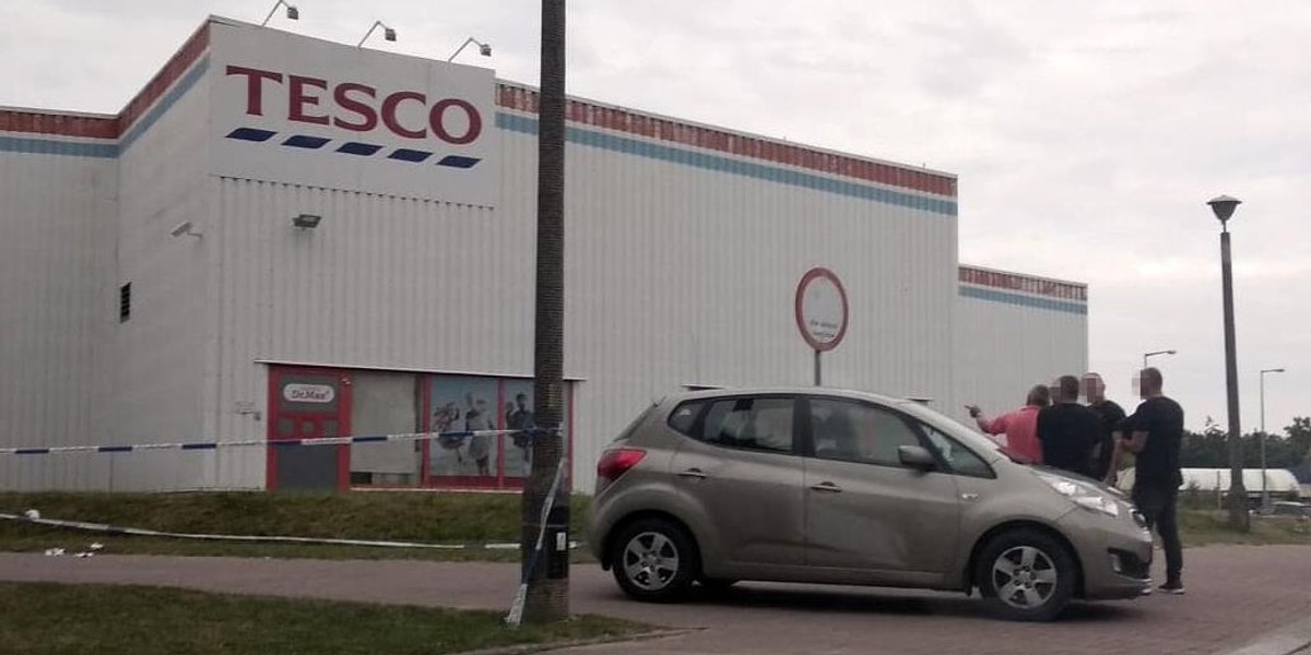 Bandycki napad pod Tesco. Mężczyzna walczy o życie. Drugi ciężko pobity