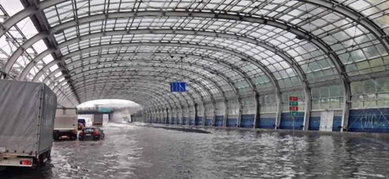 Trasa S8 w Warszawie pod wodą. Miasto tonie w wodzie i w korkach