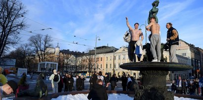 Ogromna radość po historycznym sukcesie. Ludzie wskakiwali do fontanny, niektórzy całkiem nago