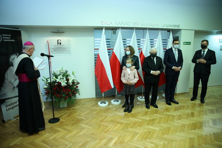 Premier Mateusz Morawiecki i prezes PiS Jarosław Kaczyński w Olsztynie odsłonili tablicę wybitnej olsztynianki [ZDJĘCIA]