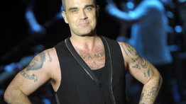 Megérkezett! Magángéppel jött Budapestre Robbie Williams