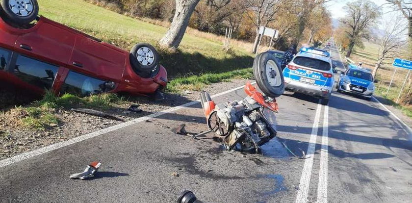 Groźny wypadek w Samoklęskach. Ciągnik po zderzeniu z fiatem rozpadł się na dwie części. ZDJĘCIA