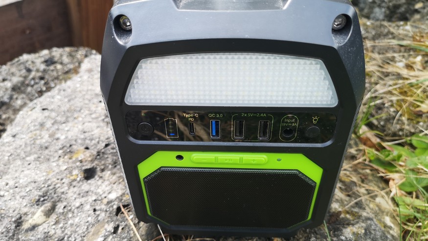 Diese Blitzwolf-Powerstation hat neben den Stromanschlüssen auch einen LED-Strahler und einen Lautsprecher an Bord.