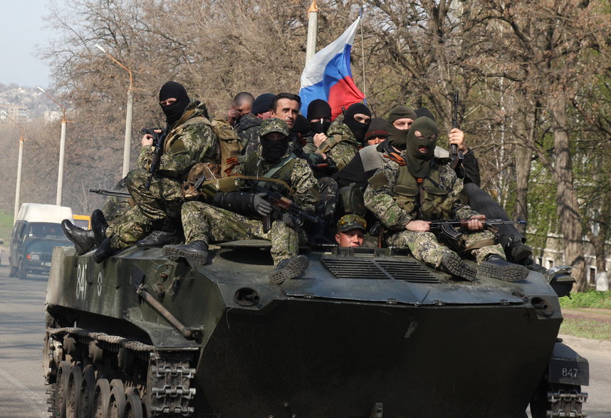 Prorosyjscy separatyści jadą przejętymi pojazdami opancerzonymi Ukrainy przez Kramatorsk, Ukraina, 16 kwietnia 2014 r.