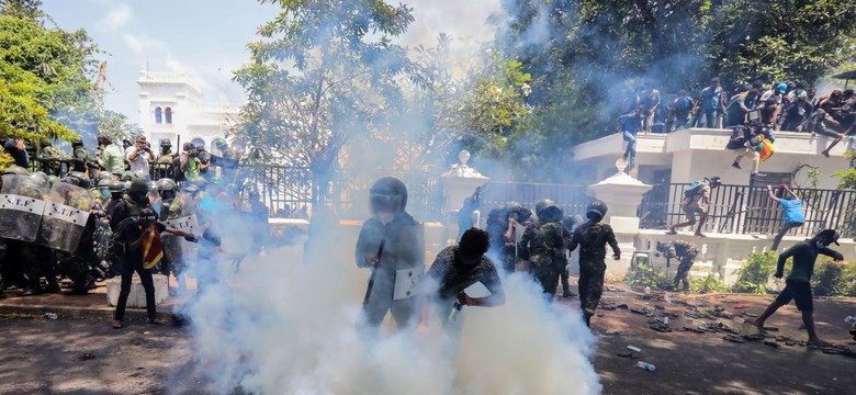 Antyrządowe protesty na Sri Lance. Prezydent uciekł do Singapuru