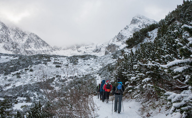 Tatry: mimo zagrożenia lawinowego turyści chodzą po szlakach