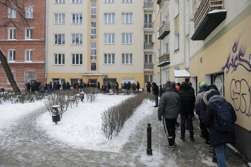 Za czym kolejka ta stoi? Za pączkiem!