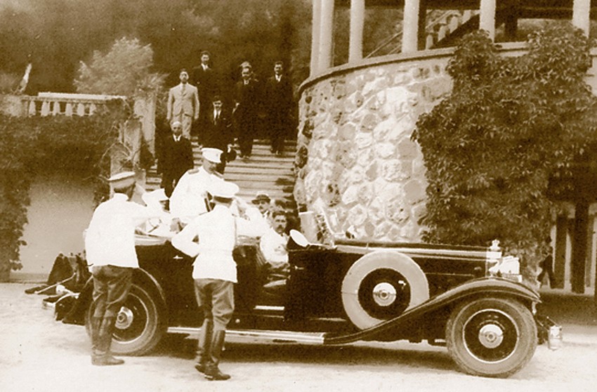 Nakon proglašenja mobilizacije, kralj Petar Drugi je posle skrivanja u bunkeru u Banji Koviljači otišao u Bosnu pa do Cetinja a zatim avionom u Englesku