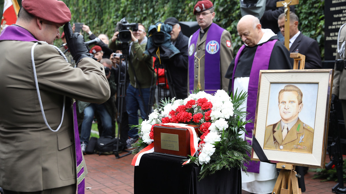 Gen. Maćkowiak od młodości Polskę gorąco kochał i chciał jej służyć. Mężnie stawał w jej obronie, walcząc z niemieckimi najeźdźcami - napisał prezydent Andrzej Duda w liście odczytanym podczas uroczystości pogrzebowych gen. Alfonsa Maćkowiaka.