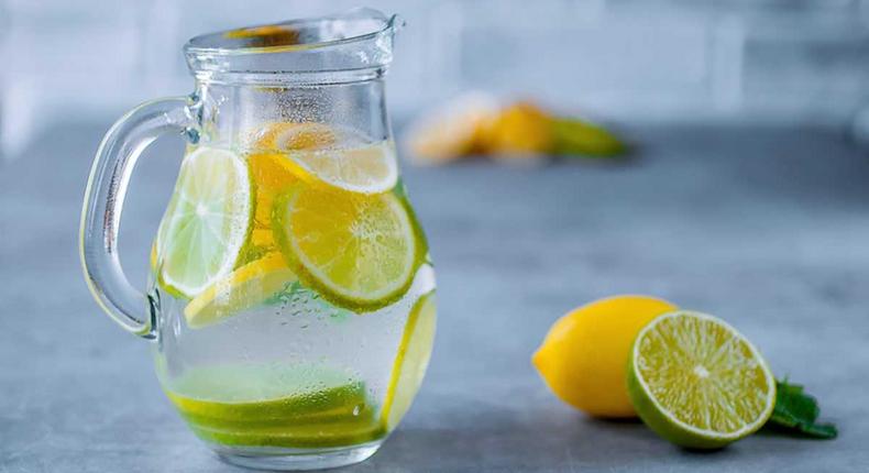 L'eau au citron comporte de nombreuses vertus