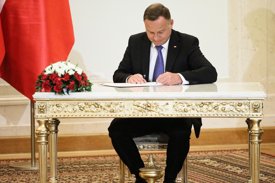 Prezydent Andrzej Duda podpisuje nowelizację Kodeksu spółek handlowych, wprowadzającą Prostą Spółkę Akcyjną. Warszawa, 2 sierpnia 2019 r.